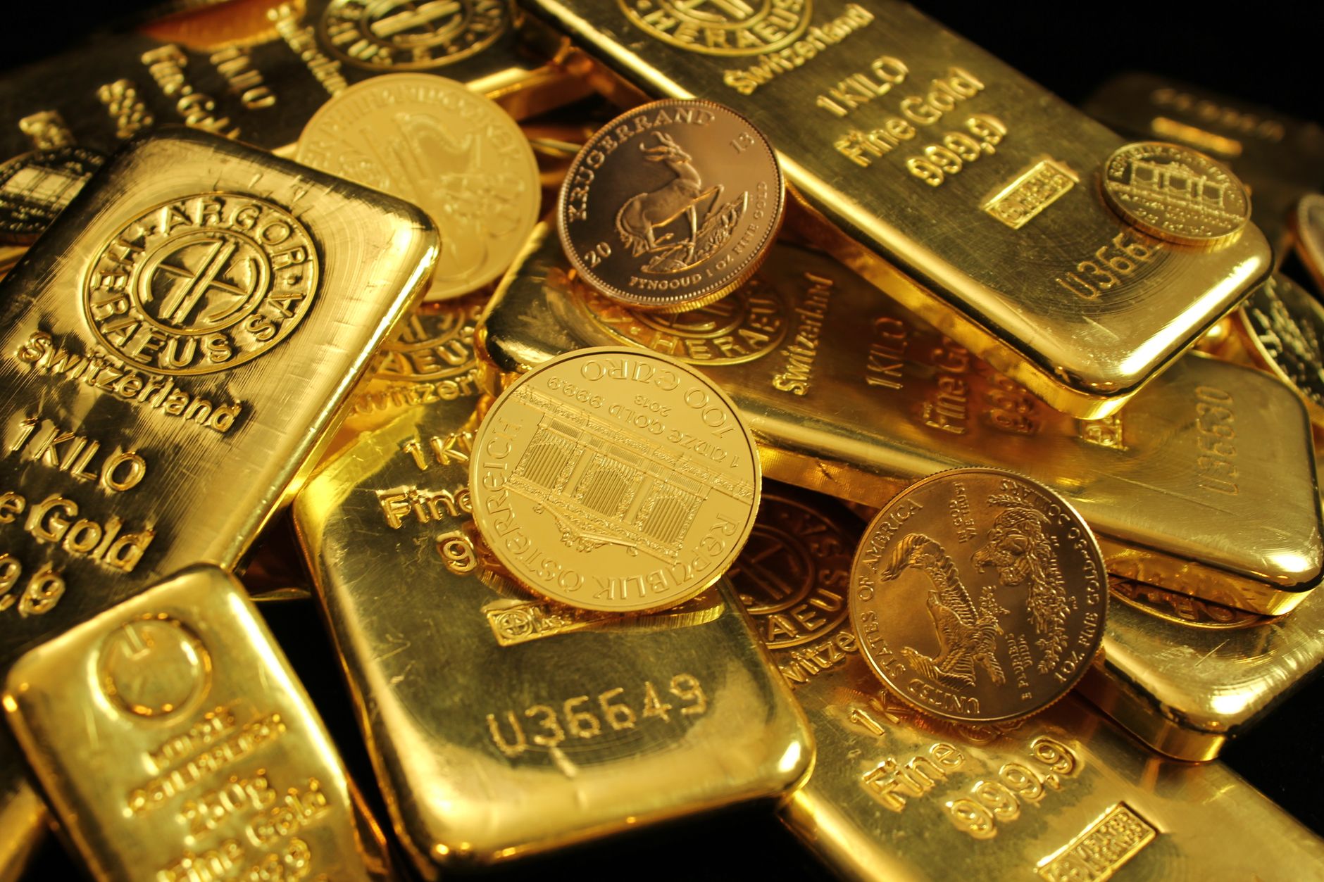Gold prices show signs of recovery as dollar weakens, analysts suggest worst may be over