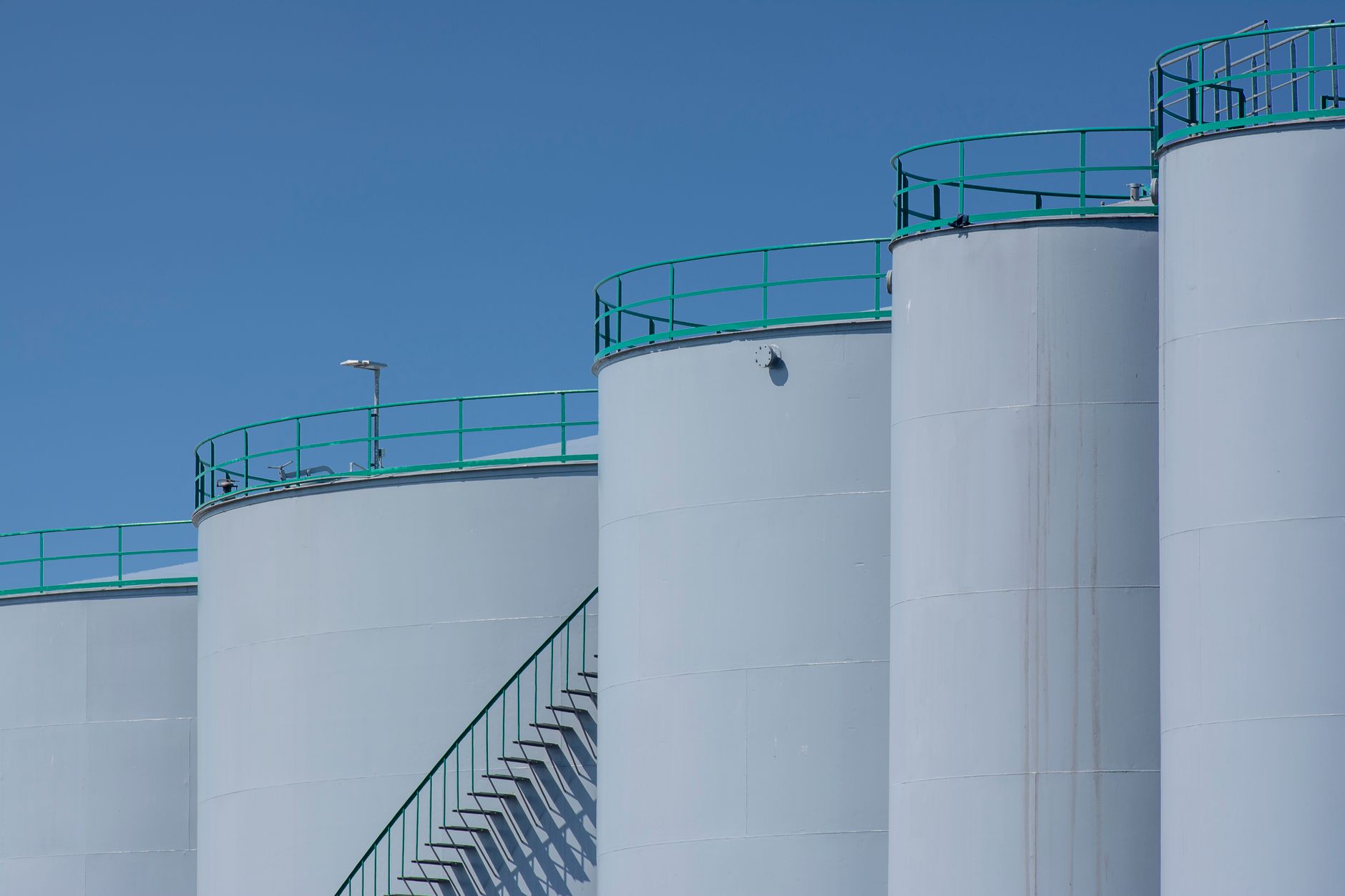 Oil steadies below $80 as Hormuz tensions keep markets vigilant